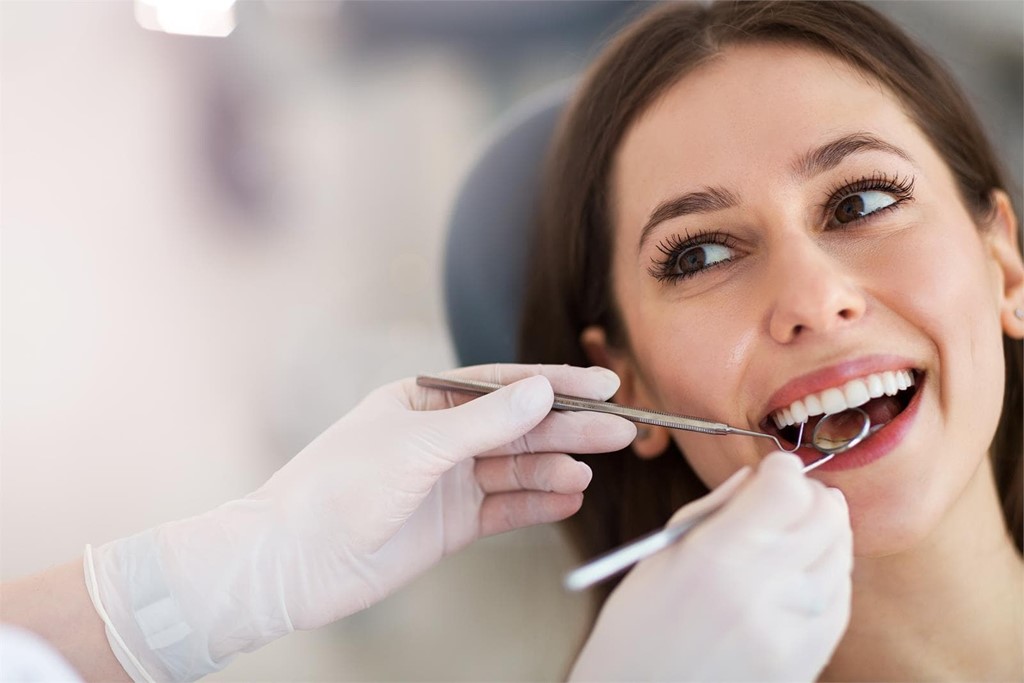¿Puedo recibir tratamientos de estética dental si tengo restauraciones dentales previas, como empastes o coronas?
